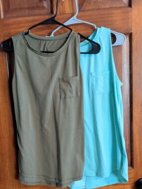 Women’s Sleeveless Pocket Tank Top - Olive and Seafoam Green